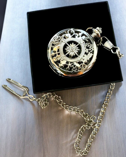 Pocket Compass Silver Color Retro Style with Lattice Pattern – Elegant and Practical. Engraving