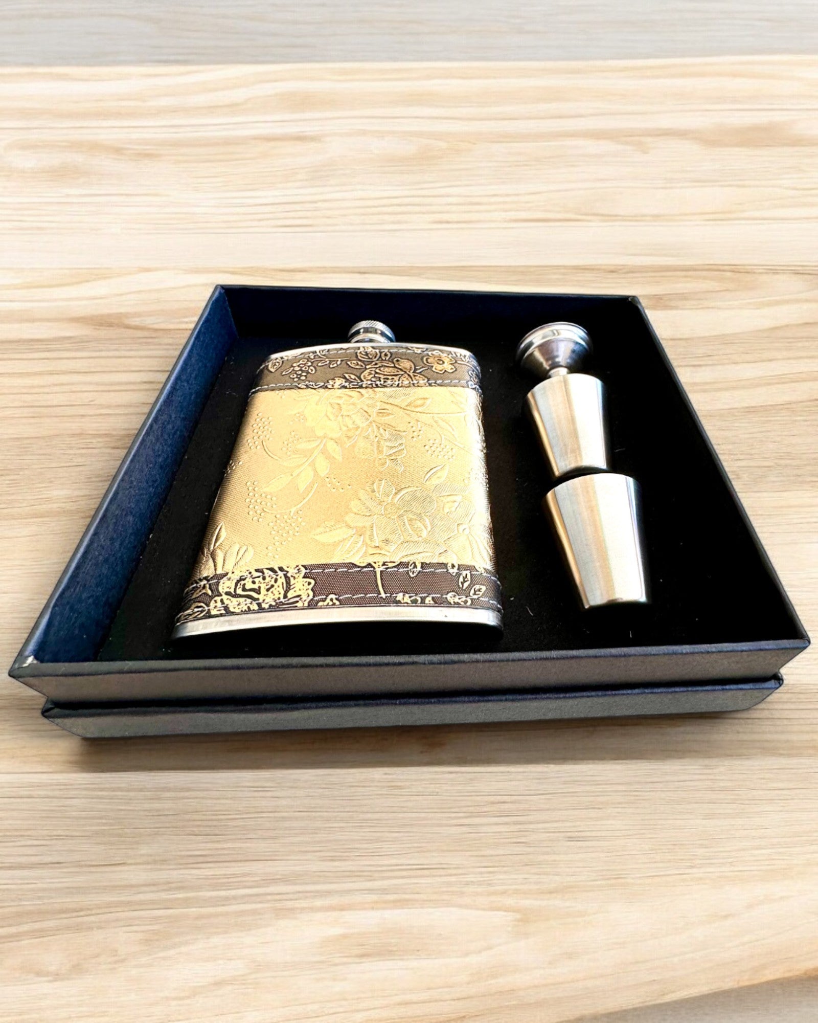 Elegant "Golden Rose" hip flask with a set of glasses, personalization with engraving for a gift.