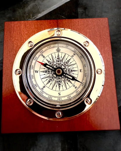 Compass "Navigator2" - Classic Elegance in Brass and Wood, personalization with engraving for a gift