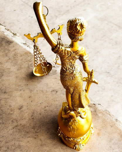 Goddess of Justice Figurine – Artistic Shelf Decoration, Resin Craft, personalization with engraving