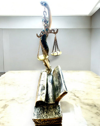 "Justicia 2" Figurine - Goddess of Justice – Artistic Shelf Decoration, Resin Craft, personalization with engraving