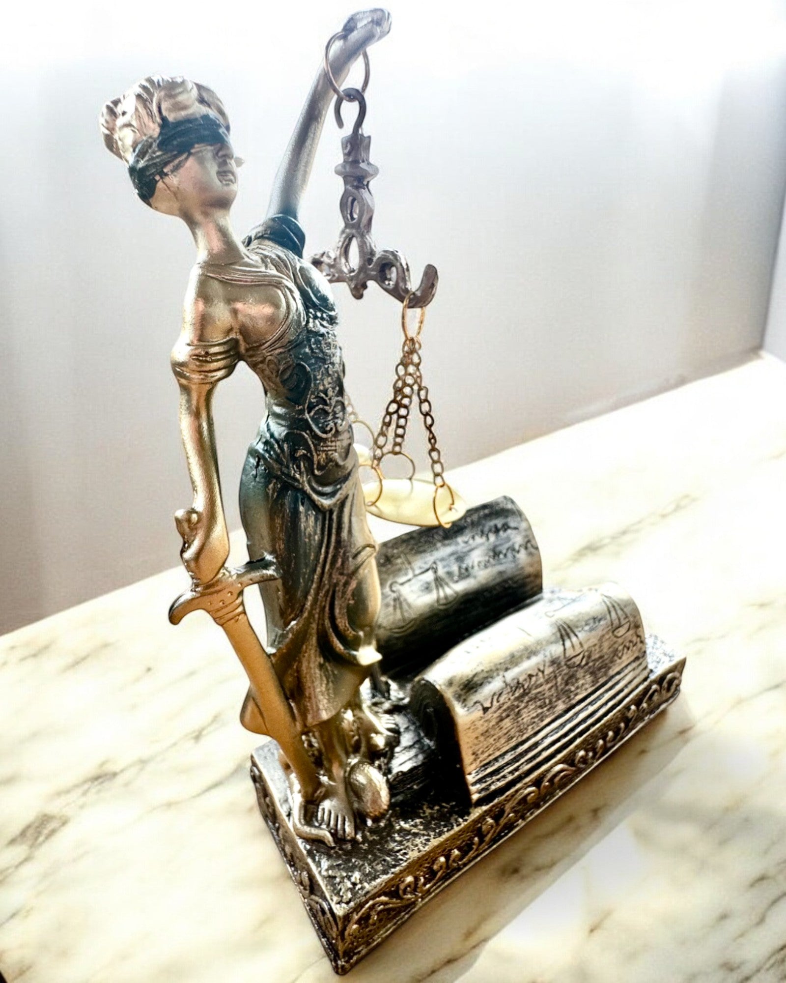 "Justicia 2" Figurine - Goddess of Justice – Artistic Shelf Decoration, Resin Craft, personalization with engraving