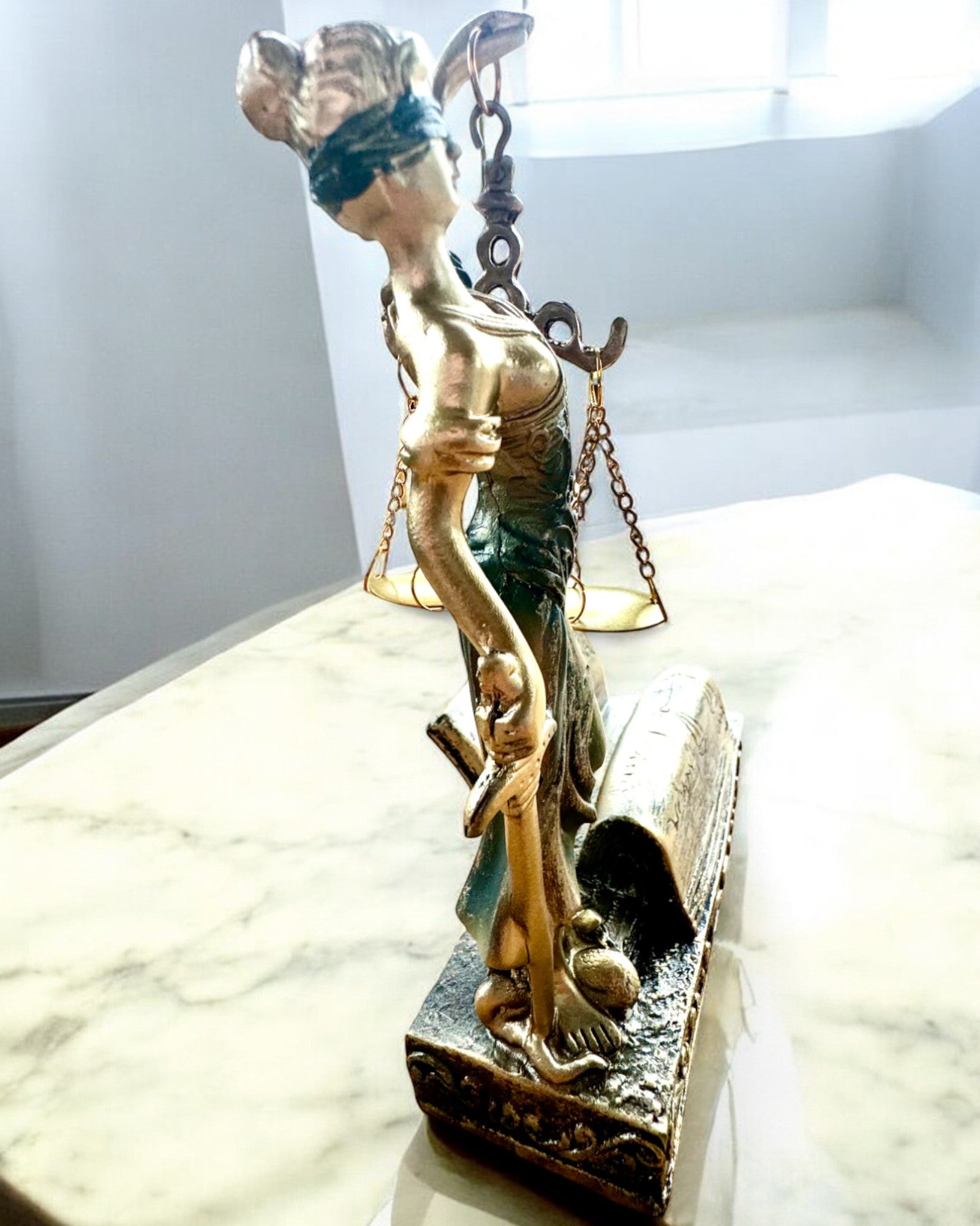 "Justicia 2" Figurine - Goddess of Justice – Artistic Shelf Decoration, Resin Craft, personalization with engraving