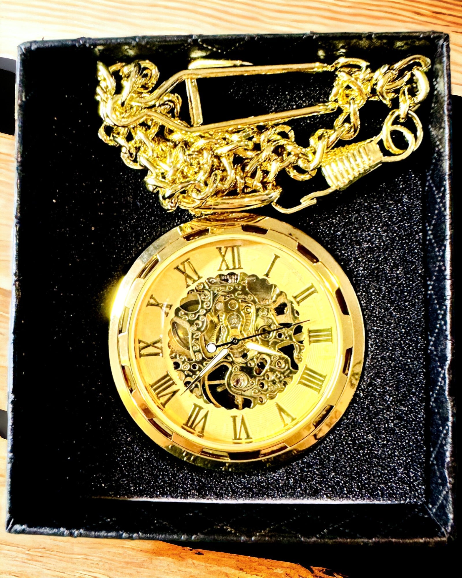 Retro Pocket Watch – Mechanical Luxury in Vintage Style gold color, personalization with engraving