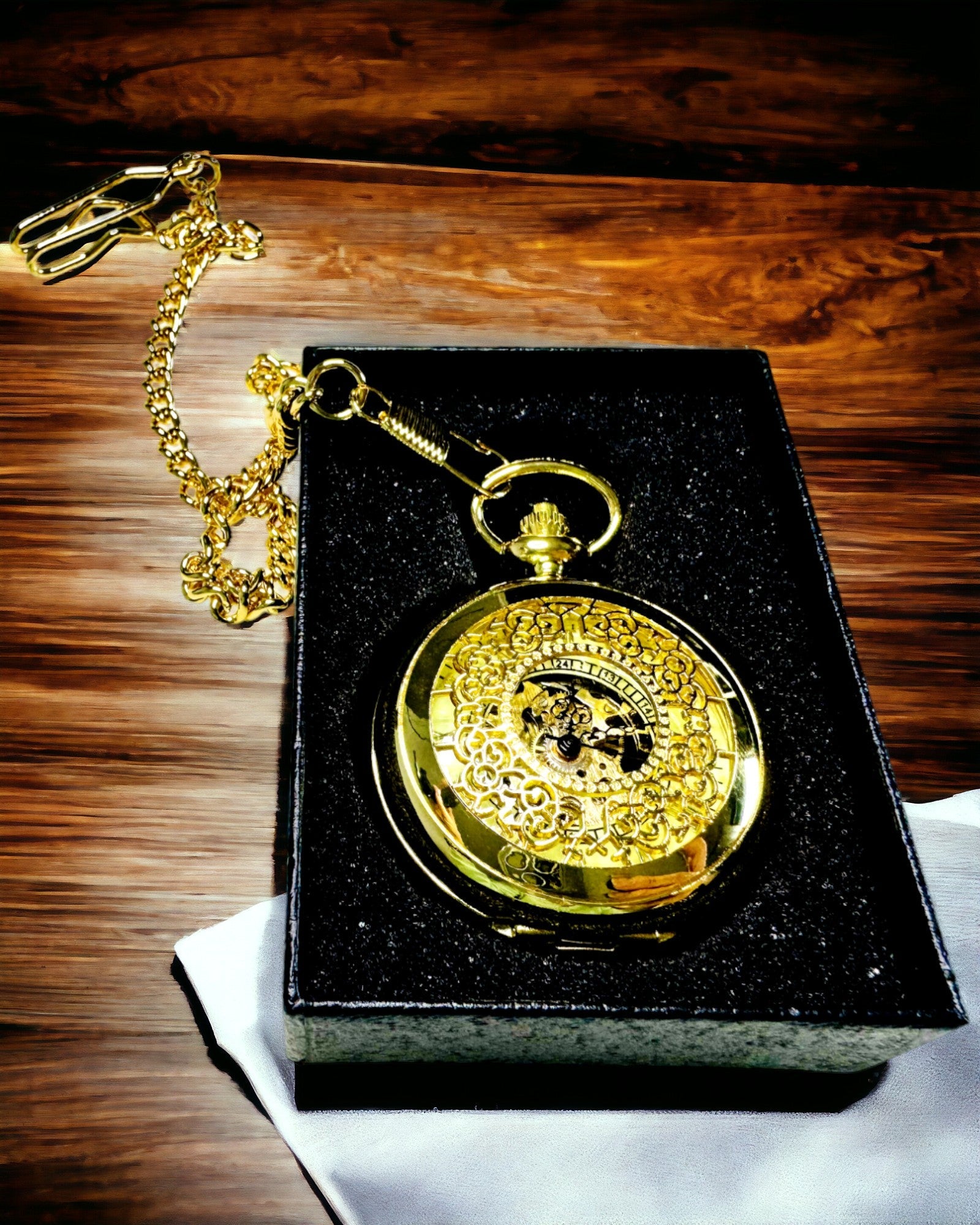 Retro Carved Pocket Watch with Hand-Wound Mechanism, Gold Color with Roman Scale and Luminous Dial, Vintage Style