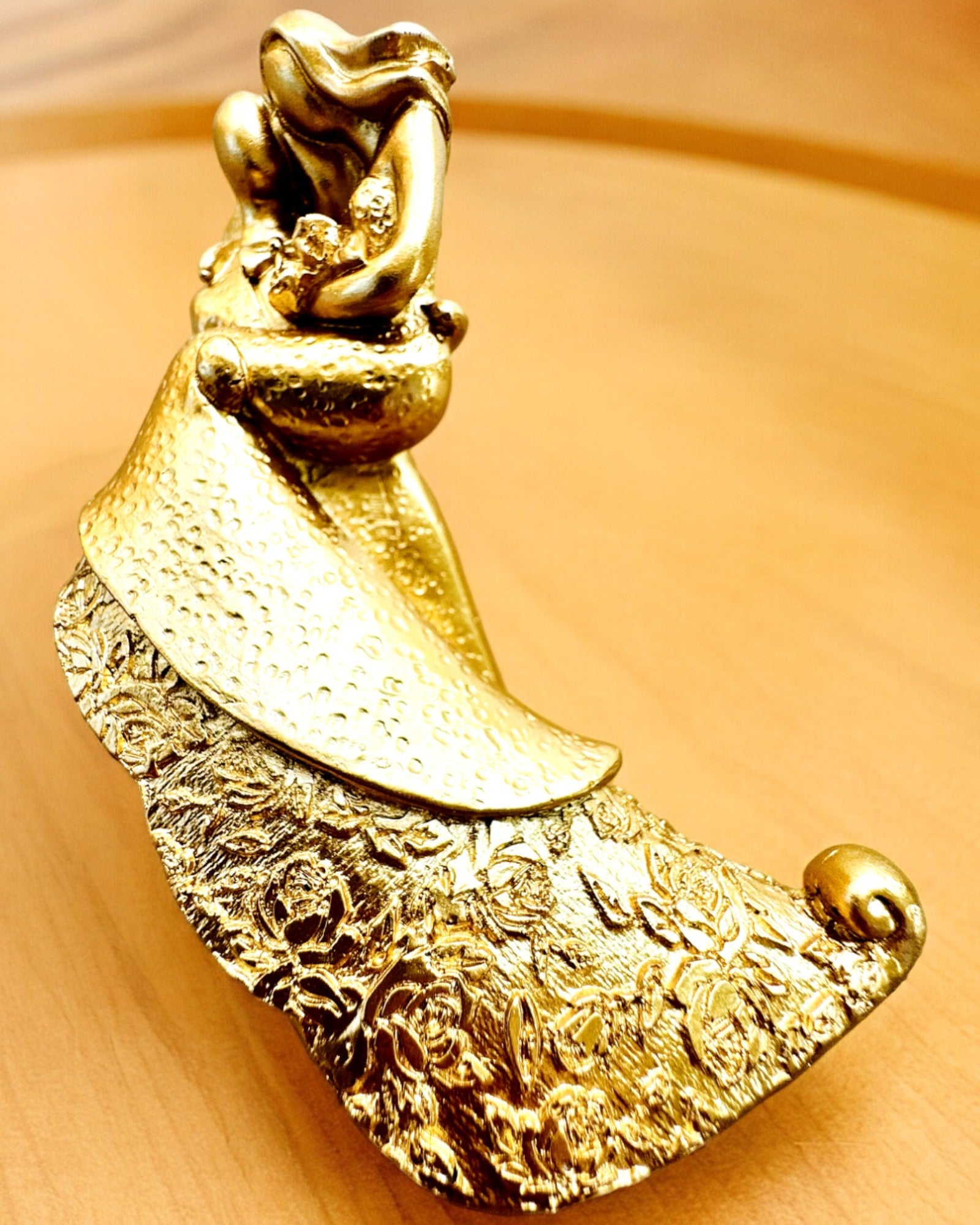 Figure "Eternal Love" gold color - 11 cm, Small Decorative Figure with Engraving Option