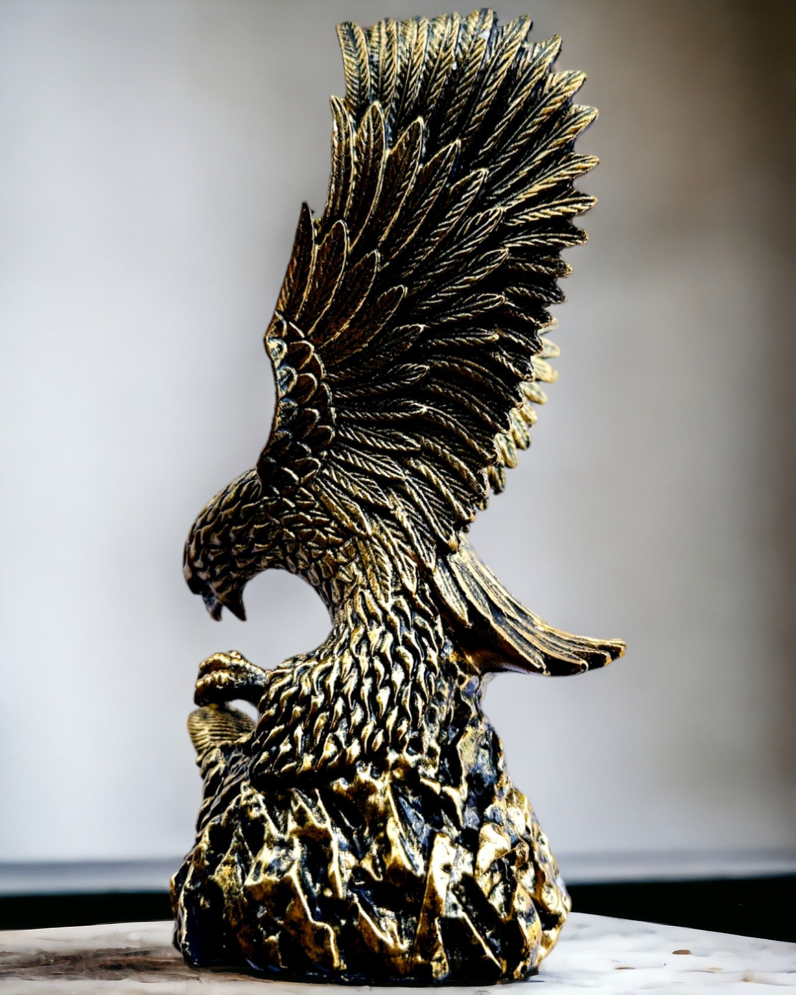 Royal Eagle – Decorative Resin Figurine with Engraving Option